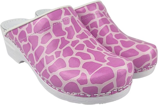 Paar roze klompen met wit giraffeprint patroon en witte zool.