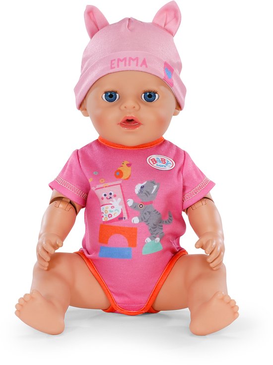 BABY born Emma pop in roze outfit met opdruk van een kat. Draagt een roze muts met oortjes.