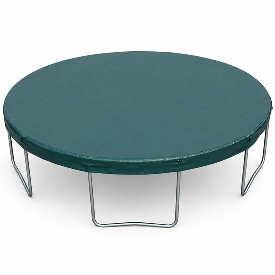 Gesloten groene ronde trampolinehoes op witte achtergrond.