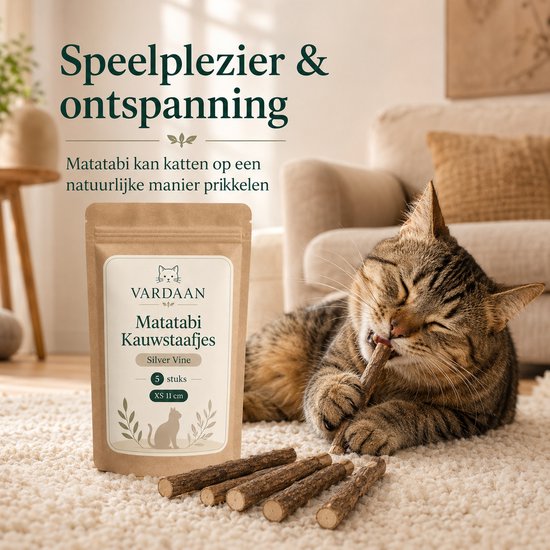 Bruine kat kauwt op een matatabi stokje. Naast de zak met 5 stokjes, tekst 'Speelplezier & ontspanning'.