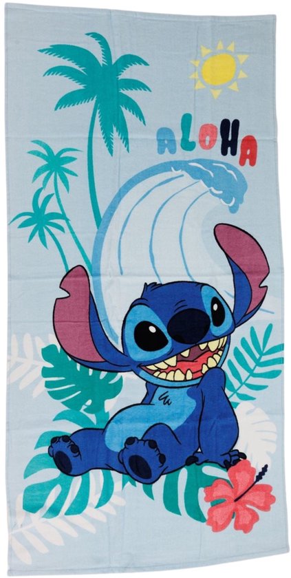 Een lichtblauwe strandlaken met Stitch die lachend zit op het strand, omringd door palmbomen, een golf en het woord 'ALOHA'.