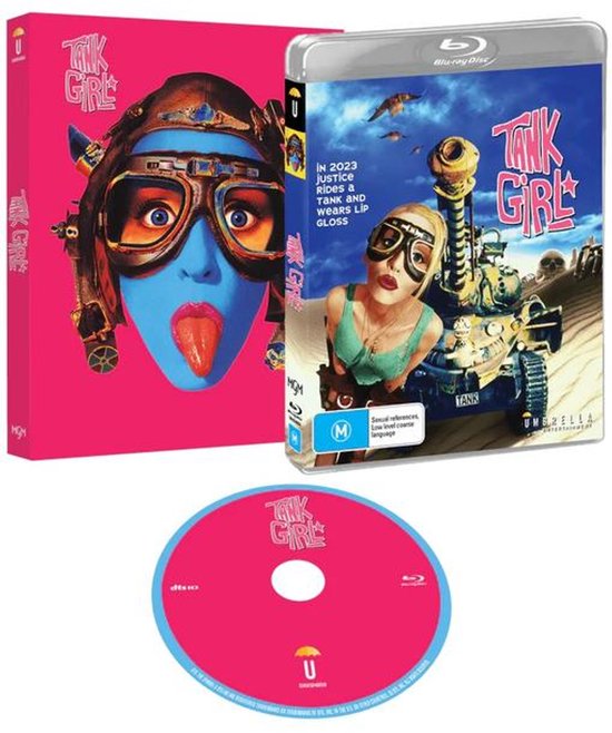 Tank Girl Blu-ray hoes met de filmtitel, een vrouw in een tank en een disc. Tekst: 'IN 2023 JUSTICE RiDes a TANK AND Wears LIP GLOSS'.