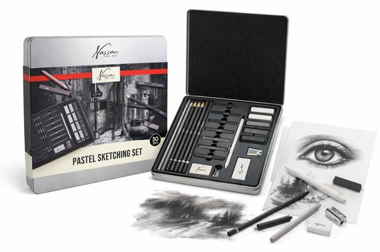 Nassau Fine Art pastel schetsset, 30 stuks. De open doos toont potloden, houtskool en gummen, naast een getekend landschap en oog. Gedekte kleuren.