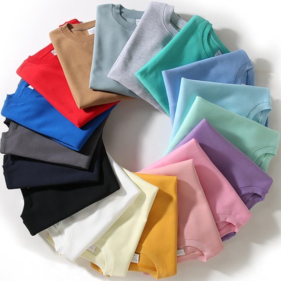 Een cirkel van zacht gebreide truien in verschillende pastelkleuren zoals lichtblauw, muntgroen, perzik, lavendel, roze, geel, wit en crèmekleurig.