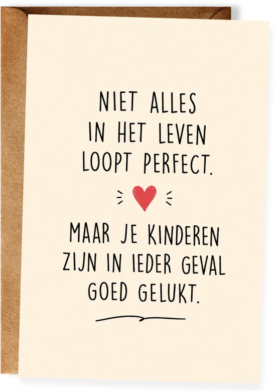 Crèmekleurige kaart met zwarte tekst: Niet alles in het leven loopt perfect, maar je kinderen zijn goed gelukt.