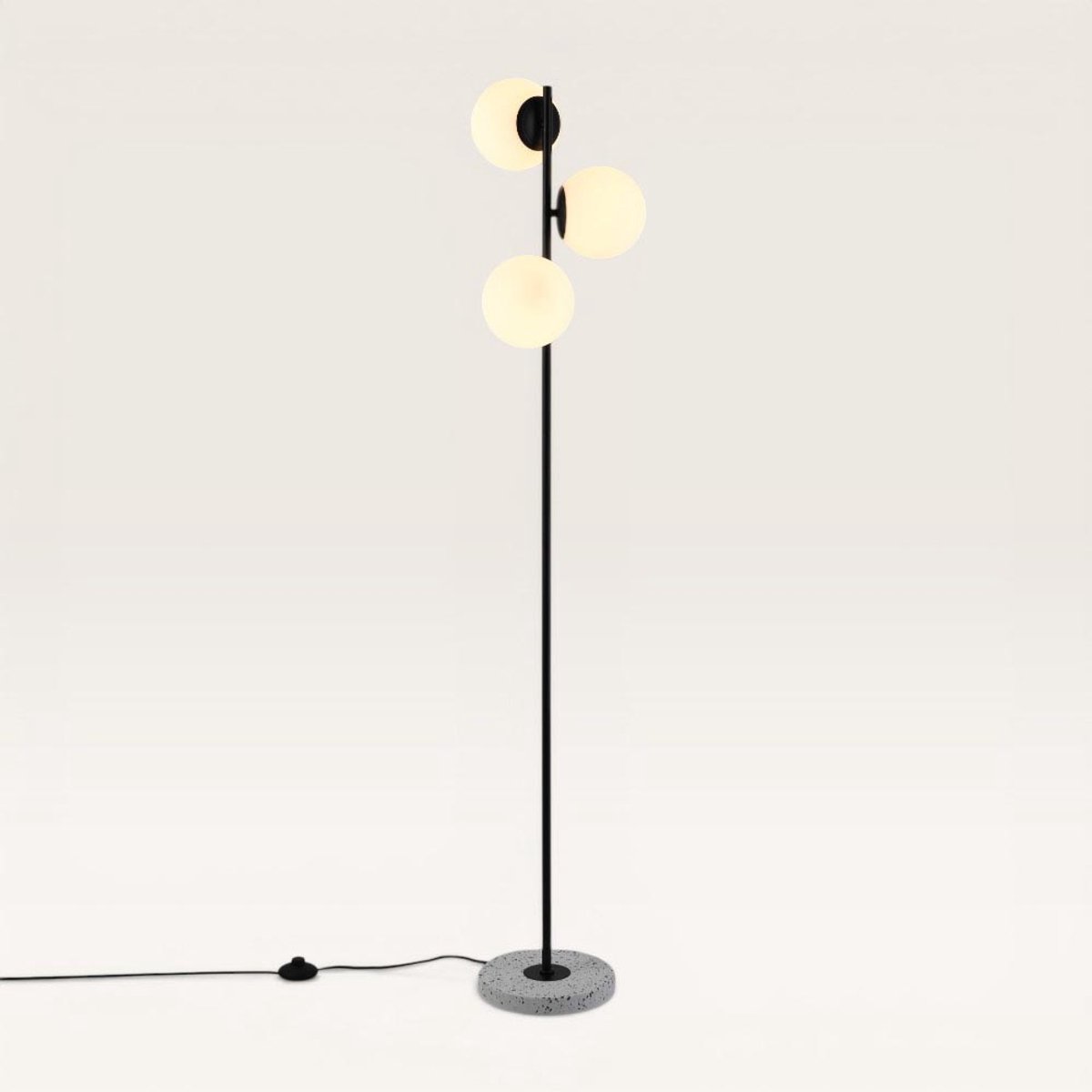 Lusenz - Verano - Zwarte staande lamp 150 cm - 3 bollen - Modern design - Woonkamer lamp - Opaal glas - Terrazzo voet - E14 fitting - Met voetschakelaar