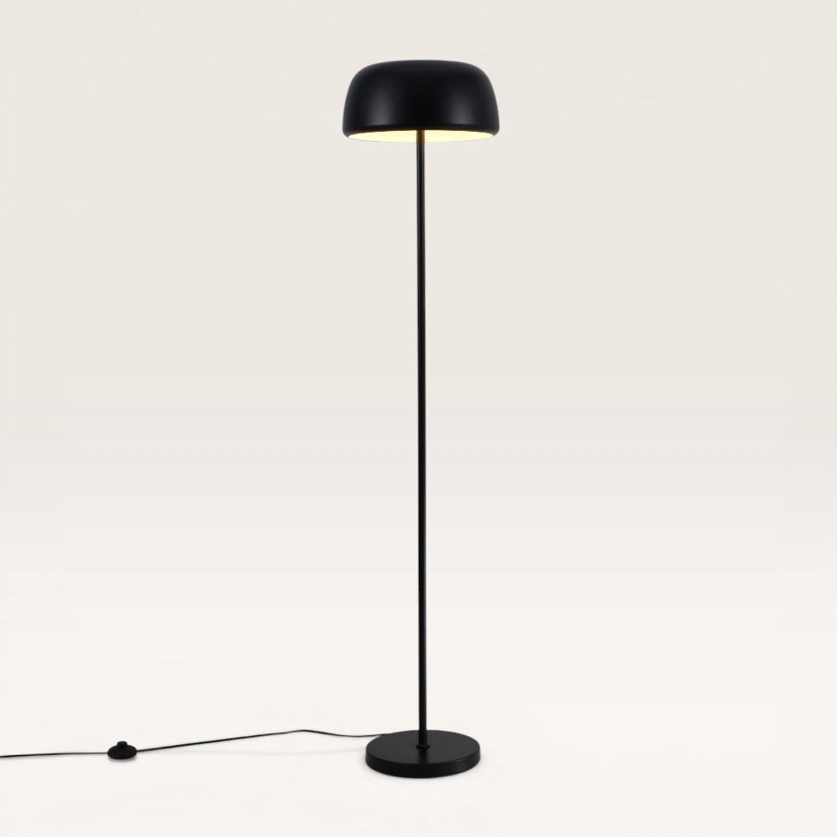 Lusenz - Voryn - Zwarte Staande lamp Metaal 150 cm - Klassiek modern design - Woonkamer lamp - E27 fitting - Met voetschakelaar - Incl. Metalen Lampenkap