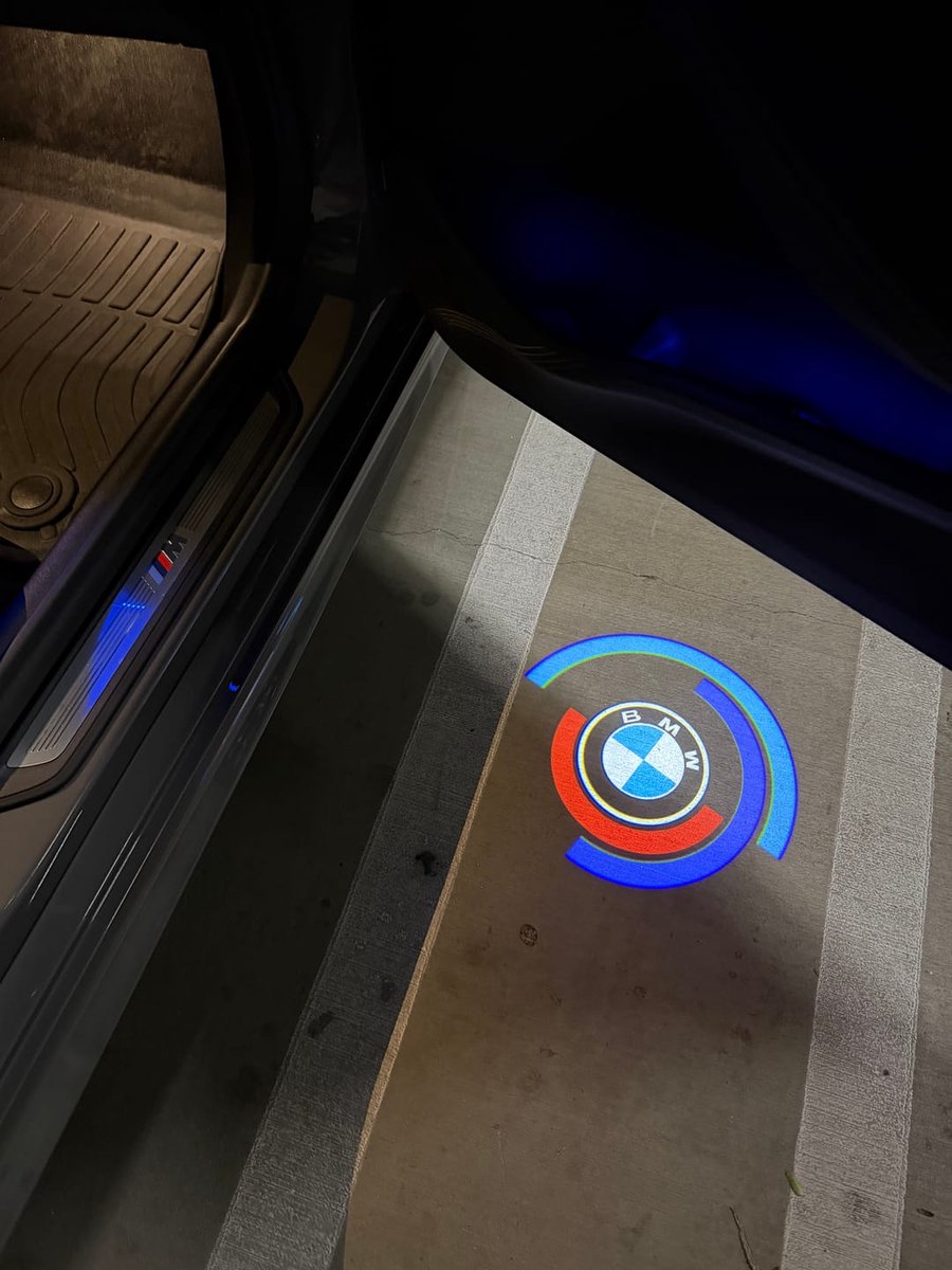 RD Customz® BMW Deur Logo Projector - Instapverlichting - 50 Jaar Jubileum - Autodeurverlichting - Auto interieur - BMW accessoires - Set van 2 - Portierverlichting - Laser Projector - 3/4/5/6/7 serie - M3/M5 - X1/X3/X4/X5/X6 - GT – foto 3