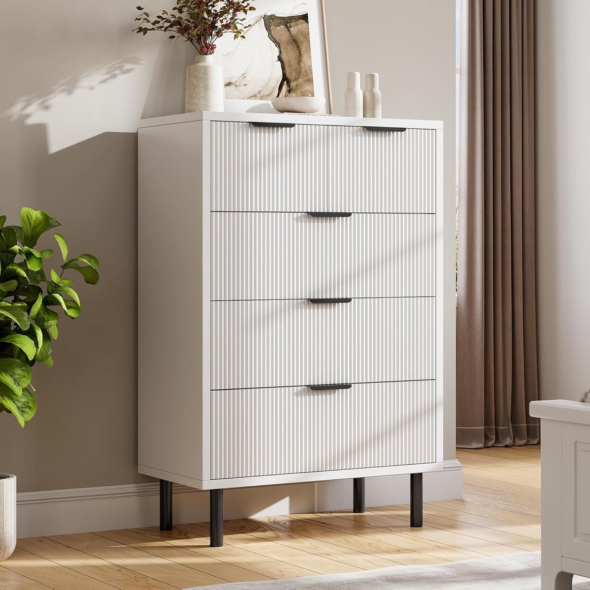 HOERFURIY Witte Ladekast met 5 Lades - Geribbeld (Fluted) Design Dressoir - Opbergkast met Zwarte Handgrepen en Metalen Poten - Voor Slaapkamer & Woonkamer - Incl. Kantelbeveiliging