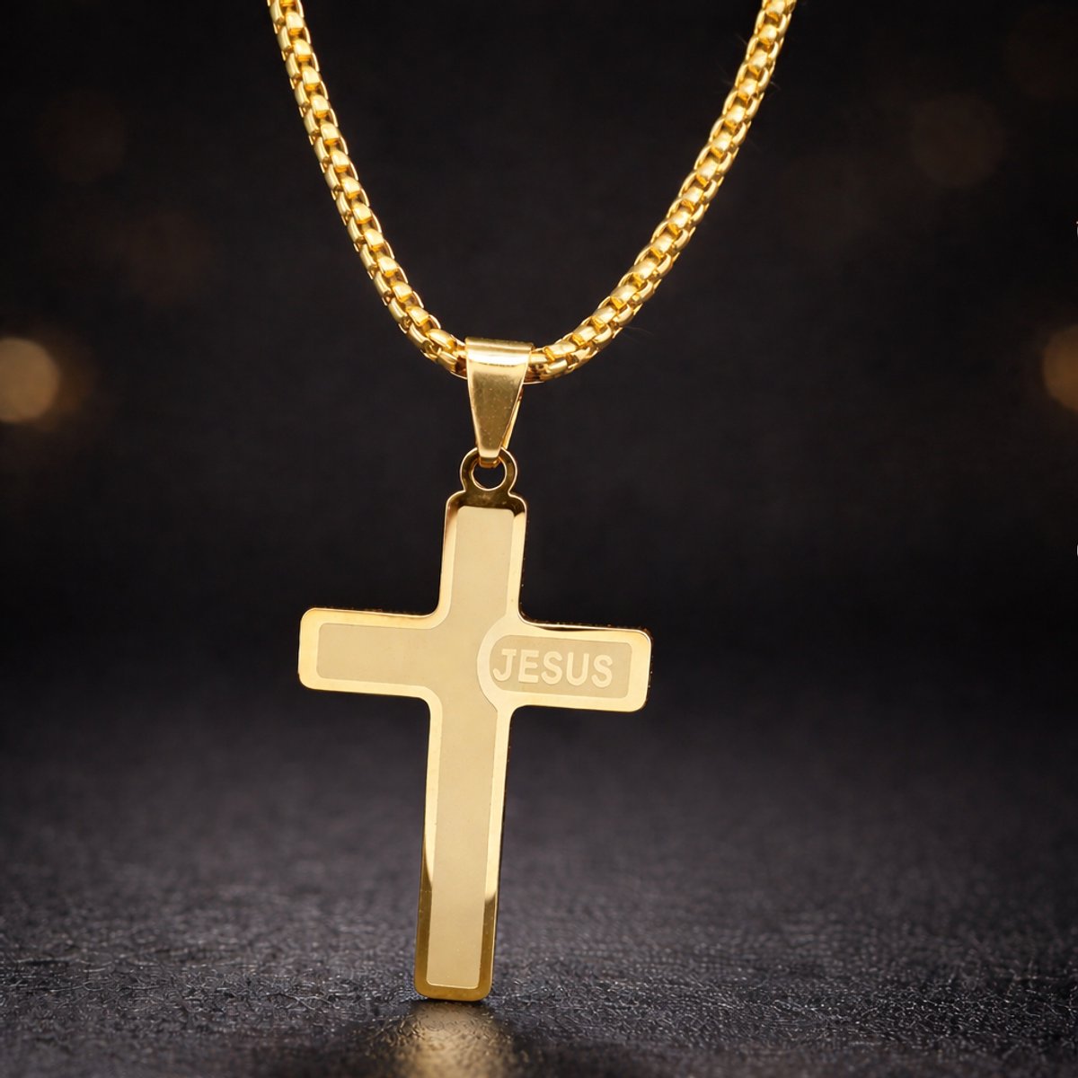 Cristaé ketting goud kruis – Jesus Hanger – 18K Verguld RVS – 50 cm – Unisex – Religieus Sieraad – Cadeau – Waterbestendig – Verkleurt Niet – Hypoallergeen – Duurzaam – Tijdloos Design – Premium Kwaliteit – Geschikt voor Dames en Heren