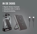 Grijze powerbank met standaard en USB-C kabels. Tekst: 'In de doos'.