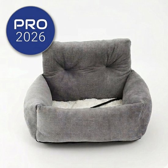 Siège auto gris et doux pour animaux de compagnie avec une doublure blanche et moelleuse et une étiquette bleue circulaire 'PRO 2026'.