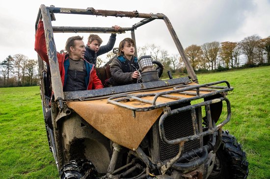 Nicolas Cage, Jaeden Martell en Maxwell Jenkins zitten in een roestige buggy tijdens een filmscène.