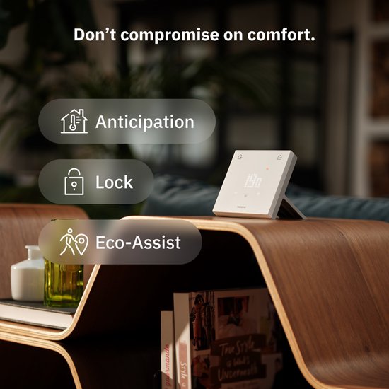 Witte slimme thermostaat op een gebogen houten meubel, met tekstballonnen "Anticipation", "Lock", "Eco-Assist". De tekst luidt "Don't compromise on comfort."