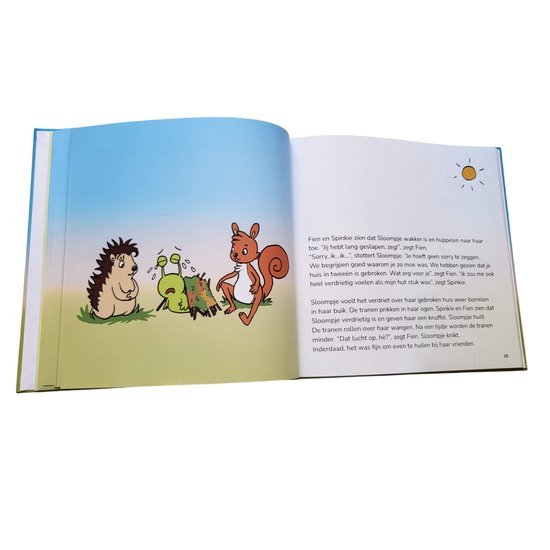 Illustratie uit het kinderboek "Sloompje Slak". Een egel, een slak met tranen en een eekhoorn staan buiten.