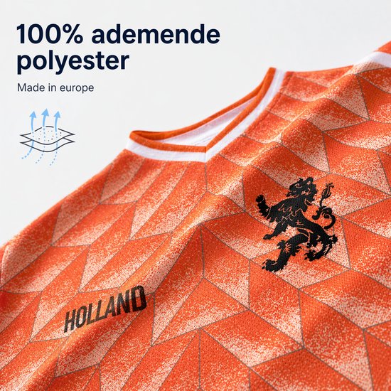 Maillot de football orange à motif géométrique, texte 'HOLLAND' et lion néerlandais, 100% polyester respirant.