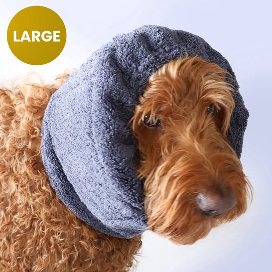 Grote bruine hond met een grijze oorwarmer om, met de tekst 'LARGE'.