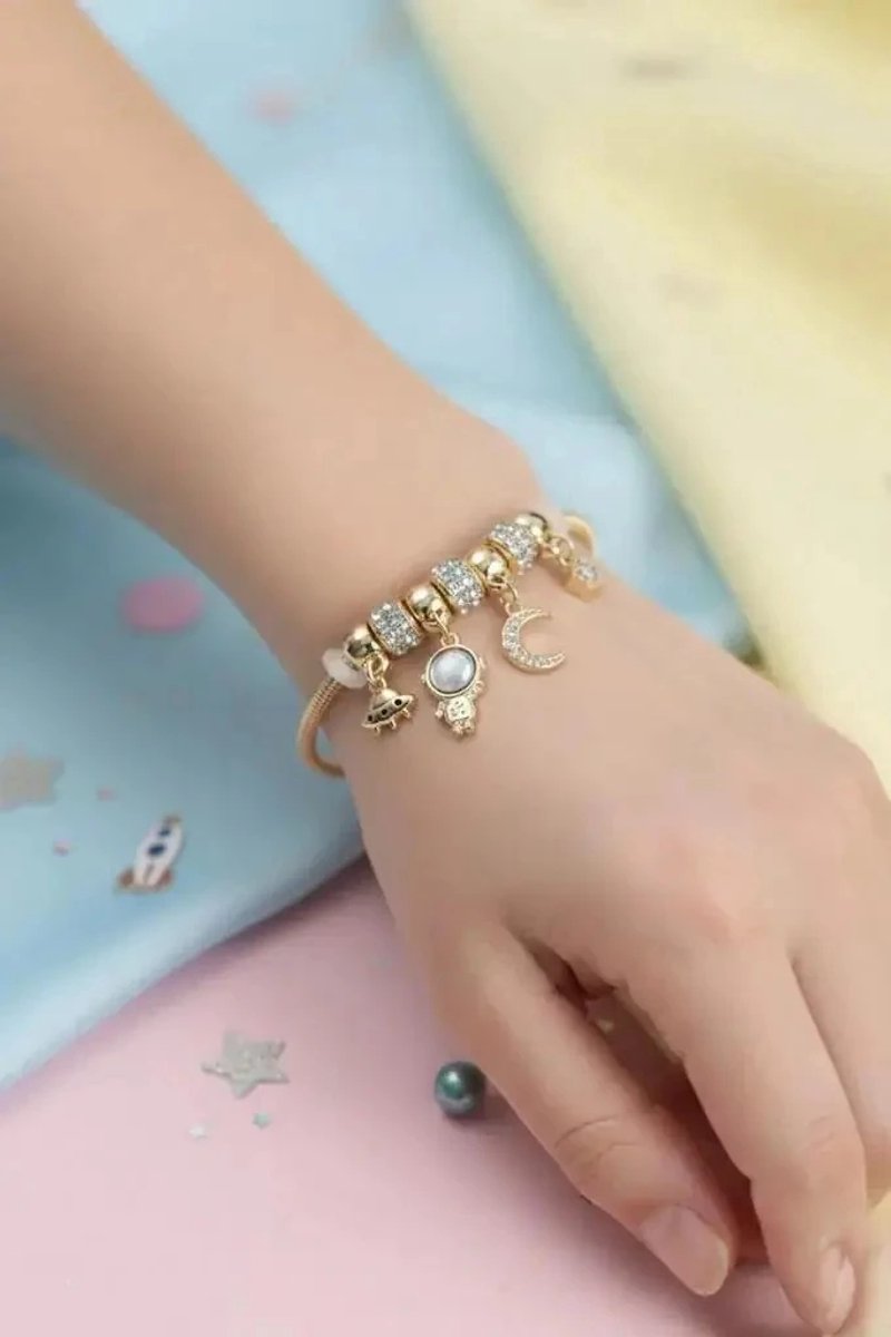 Dorvina Messing Goudkleurig Uzay Tema met Bedel Dames Armband Verkleurt Niet | Stijlvol en Duurzaam Sieraad