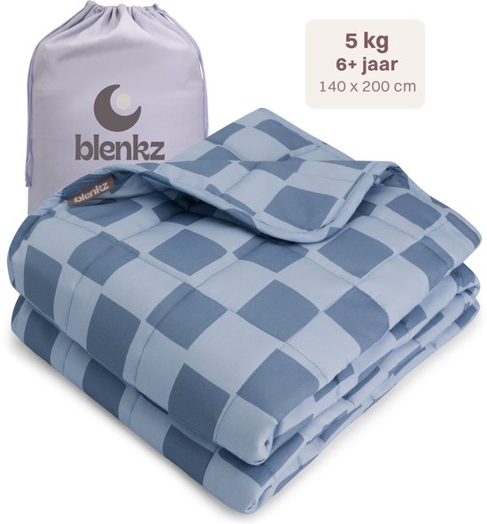 Een lichtblauwe en donkerblauwe geblokte verzwaringsdeken met het Blenzk-logo op een paarse opbergzak. 5 kg, 6+ jaar, 140x200 cm.