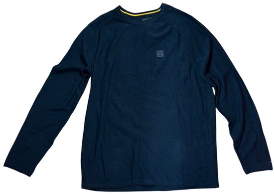 Pull PME Legend bleu foncé avec bordure jaune à l'encolure et une étiquette sur la poitrine.