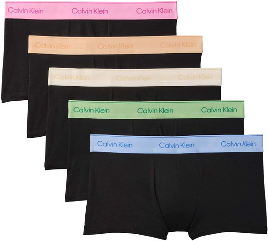 Vijf Calvin Klein boxershorts in zwart met gekleurde logo banden: roze, beige, crème, groen en lichtblauw.