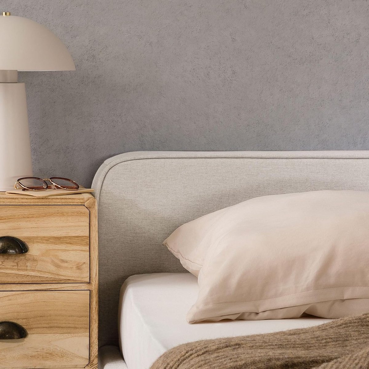 Gestoffeerd tweepersoonsbed 120x200 cm met lattenbodem en gevoerd hoofdeinde – modern beige bedframe van metaal met stabiele kunststof poten, slaapkamer & logeerkamer bed 215 x 132 x 71 cm – Laura