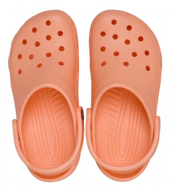 Vue de dessus de deux sabots Crocs orange clair avec perforations.