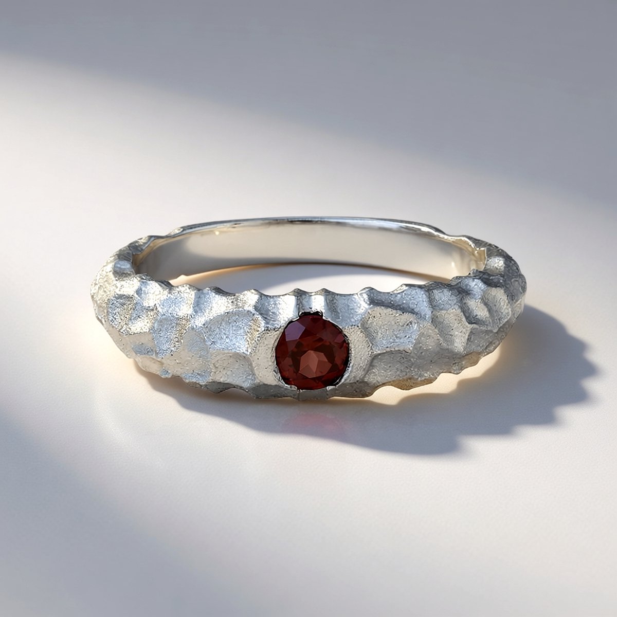 Cavill - Zilveren Ring - 925 Sterling Zilver - Roze Cambodjaanse Zirkoon 0,498 ct - Gehamerd Modern Ontwerp - Elegante Damesring Cadeau