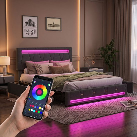 Hand die een smartphone met kleurwiel-app vasthoudt, voor een grijs bed met paarse ledverlichting.