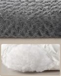 Donkergrijs pluche hondenbed met geborduurde bloemmotieven en witte vulling.
