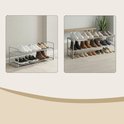 Twee opstellingen van een grijs, twee-laags schoenenrek, de ene gevuld met schoenen en de andere met diverse schoenen en laarzen.