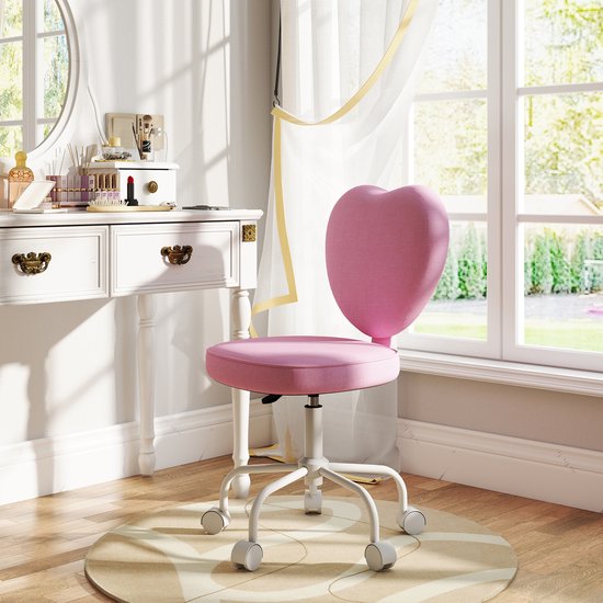 Roze hartvormige bureaustoel bij een kaptafel met grote spiegel en raam.