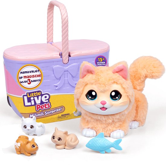 Een zachte, beige pluizige kat met grote blauwe ogen staat naast een paarse mand met de tekst 'Little Live Pets Mama Surprise!'. Drie kleine katjes en een blauwe vis liggen ervoor.