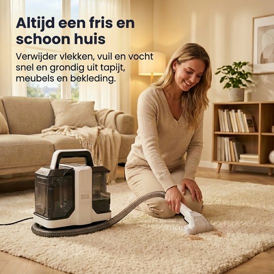 Een vrouw gebruikt een witte en zwarte vlekkenreiniger op een tapijt in een woonkamer. "Altijd een fris en schoon huis. Verwijder vlekken, vuil en vocht snel en grondig uit tapijt, meubels en bekleding."