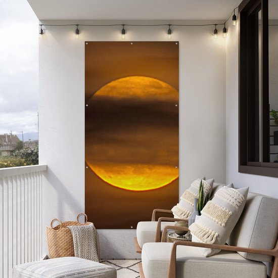 Tuinposter 100x200 cm - Tuindecoratie Maan - Wolken - Oranje - Poster voor in de tuin - Buiten decoratie - Schutting tuinschilderij - Tuindoek muurdecoratie - Wanddecoratie balkondoek