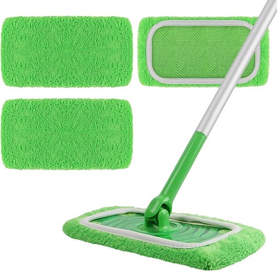 Une tête de vadrouille verte avec un manche argenté. Trois tampons verts en microfibre, deux détachés et un sur la vadrouille.