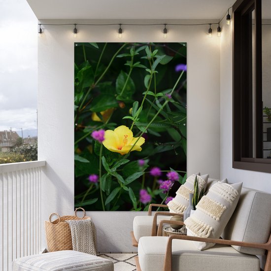Tuinposter 120x180 cm - Tuindecoratie Teunis bloem tussen de groene planten - Poster voor in de tuin - Buiten decoratie - Schutting tuinschilderij - Tuindoek muurdecoratie - Wanddecoratie balkondoek