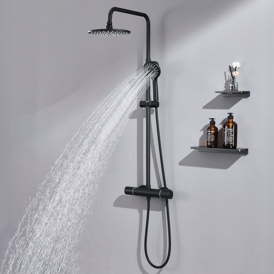 Zwarte doucheset met thermostaat, grote douchekop met waterstraal en handdouche, met plankjes ernaast.
