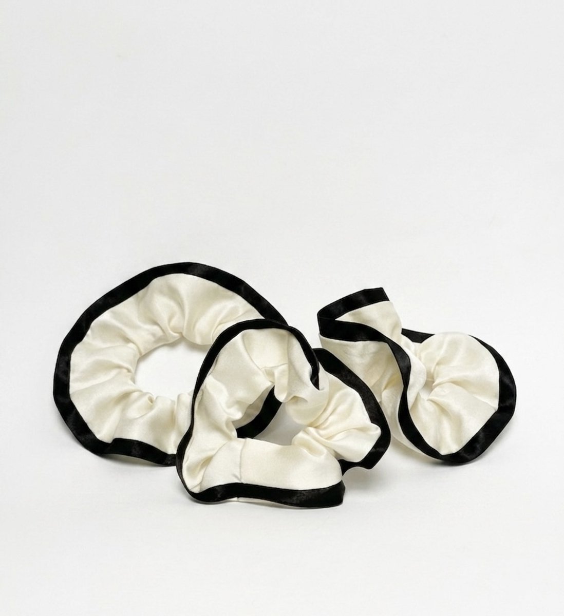 Beau By Ava Scrunchie Satijn Wit-Zwart
