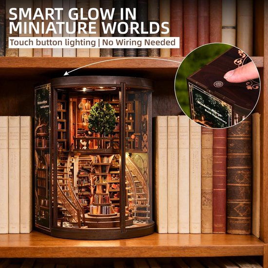 Gedetailleerde miniatuurwereld met boekenplanken, een boom en trappen, met verlichting. Touch knopverlichting, geen bedrading nodig.