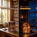 Vergelijking van een miniatuur boekenkast overdag en 's nachts, met LED-verlichting.