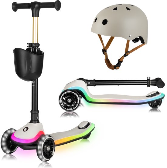 Witte step met gekleurde LED-verlichting en een beige helm met bruine bandjes.