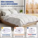 Een bed met een wit dekbed, getoond met verschillende seizoensopties: zomer, herfst/lente, winter.