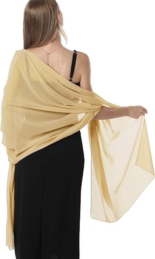 Mannequin vu de dos, avec une écharpe en mousseline jaune drapée sur les épaules par-dessus une robe noire.