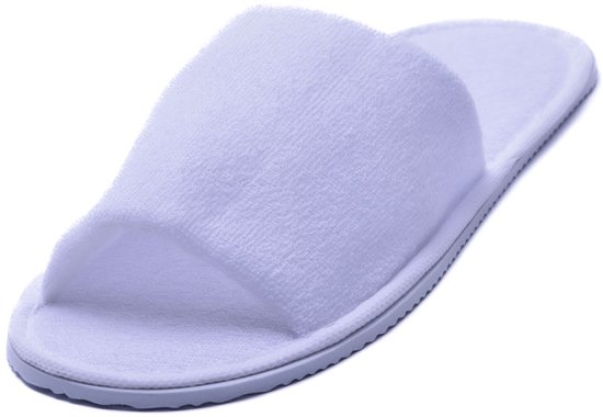 Een witte, badstoffen, open teenslipper met een grijze zool, staande op een witte ondergrond.