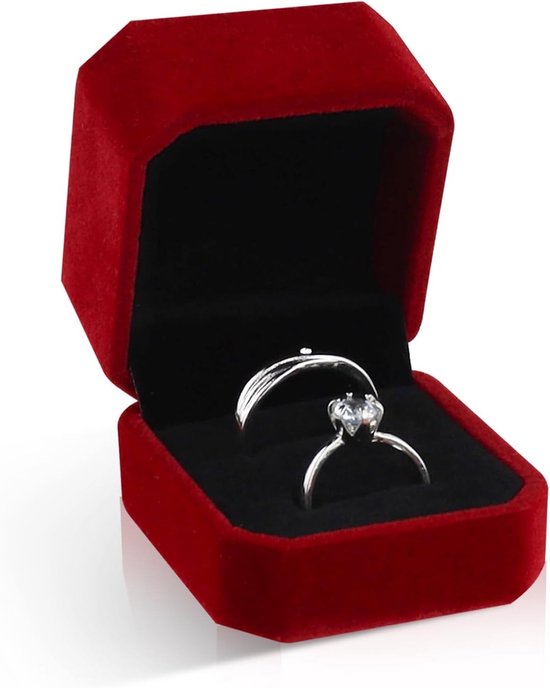 Zilveren trouwring met een grote diamant in een rode fluwelen ringendoos.