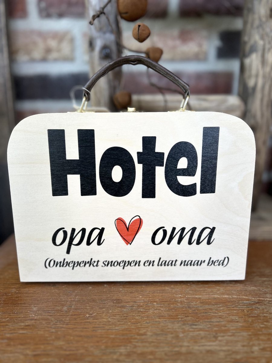 Creaties van hier - Houten koffertje met leren handvat – Hotel opa en oma - 23x17x9 cm - slijtvast - Koffertje