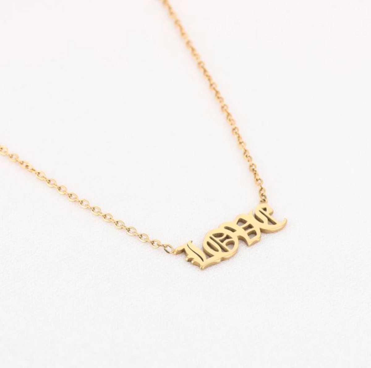 Rivello – Ketting Dames Goud Love Letter Gothisch – Verguld Roestvrij Staal – Nikkelvrij – Cadeau Voor Haar