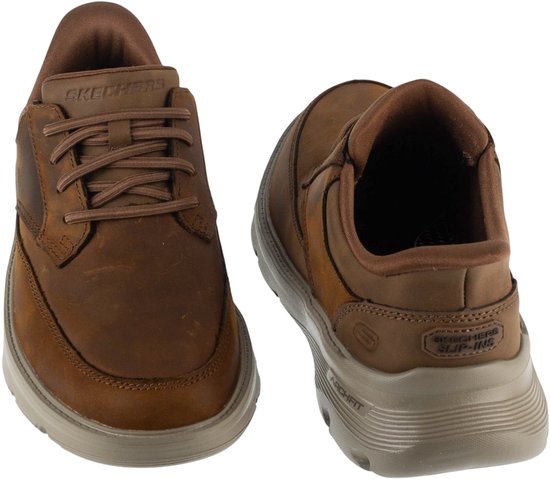 Deux sneakers Skechers Slip-Ins en cuir marron, une de face et une de côté.