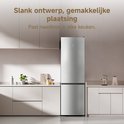 Zilverkleurige koelkast in een moderne keuken. De tekst "Slank ontwerp, gemakkelijke plaatsing" staat bovenaan.